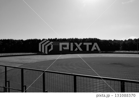 快晴の野球場「三塁側スタンドから見たバックスクリーン」白黒 131088370
