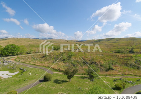 秋吉台カルスト展望台からの眺め　2025年春の枯れ草が残る秋吉台 131088439