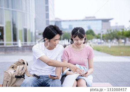 勉強する大学生 勉強する大学生 131088457