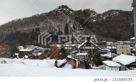 雪景色の山形・山間の集落と森林 131089593