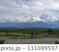 創造の森の石彫と山並み 131089597