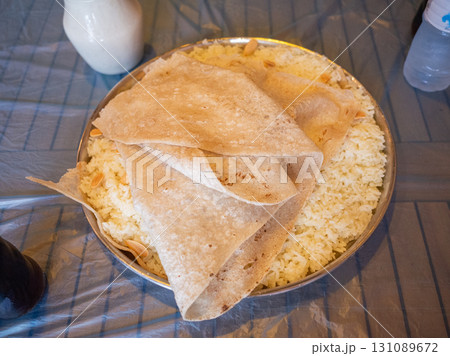 【ヨルダン】首都アンマンのレストランで出された羊肉と米と発酵乳を使った伝統的な料理マンサフ 131089672