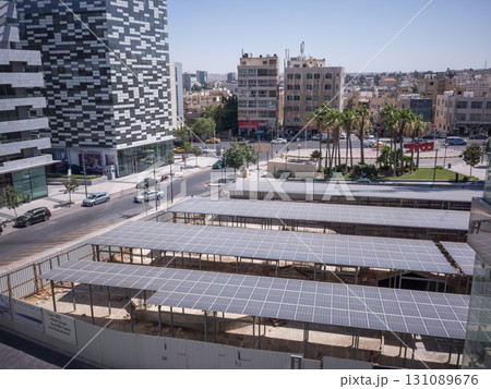 【ヨルダン】首都アンマンのショピングモールのテラスから望む多くの太陽光パネルが設置された都会の風景 131089676