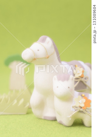 干支 かわいい馬の親子（ソフトフィルターバージョン） 131089684