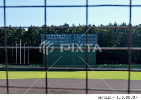 快晴の野球場「バックネット越しに見たバックスクリーン」 快晴の野球場「バックネット越しに見たバックスクリーン」 131089687