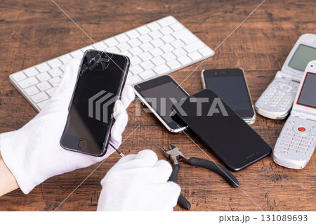 スマホを修理する手元　Smartphone repair 131089693