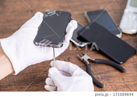 スマホを修理する手元 Smartphone repair スマホを修理する手元 Smartphone repair 131089694