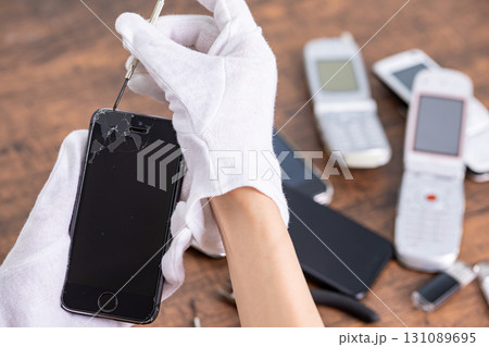 スマホを修理する手元 Smartphone repair スマホを修理する手元 Smartphone repair 131089695