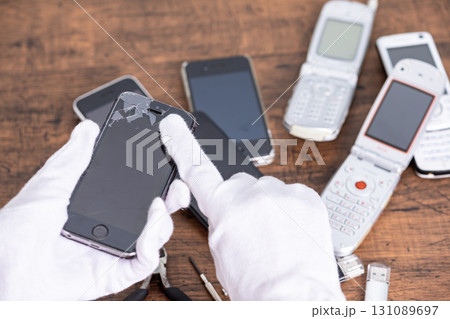 スマホを修理する手元　Smartphone repair 131089697