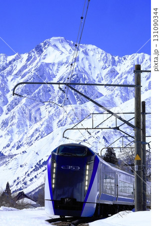 冬の白馬で特急あぜさと五竜岳 131090344