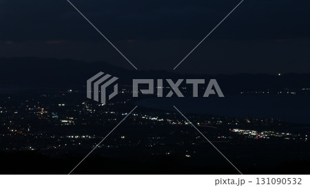 街の夜景と輝く光 131090532