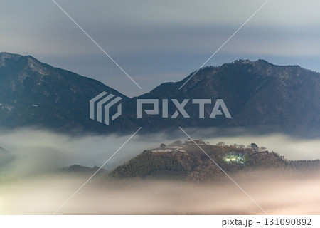 兵庫県 夜中の雲海に浮かぶ竹田城跡 兵庫県 夜中の雲海に浮かぶ竹田城跡 131090892