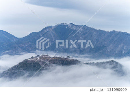 兵庫県　早朝の雲海に浮かぶ竹田城跡 131090909