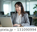 コールセンターで働く女性 131090994