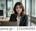 コールセンターで働く女性 131090995