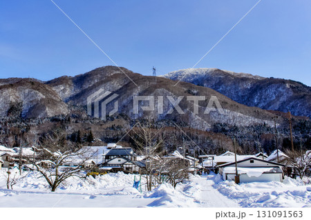 雪に覆われた田舎の景色と真っ青な空が綺麗 雪に覆われた田舎の景色と真っ青な空が綺麗 131091563