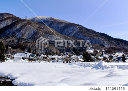雪に覆われた田舎の景色と青い空が美しい 雪に覆われた田舎の景色と青い空が美しい 131091566