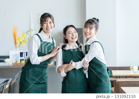 カフェで働く若い女性のスタッフ 131092110