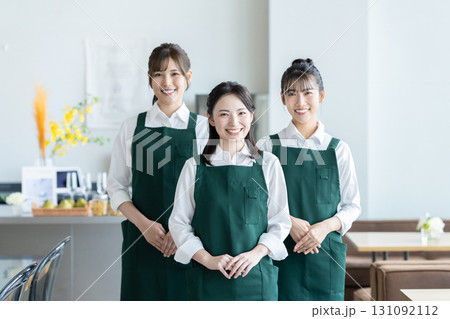 カフェで働く若い女性のスタッフ 131092112
