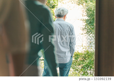 玄関を出ていくシニア男性 玄関を出ていくシニア男性 131092139