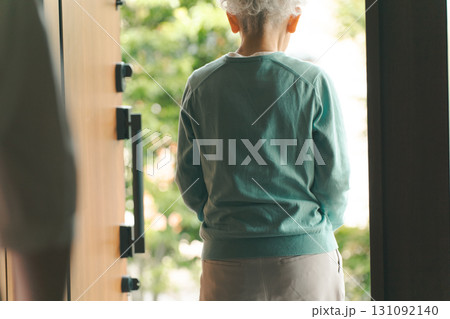 外出するシニア女性 外出するシニア女性 131092140