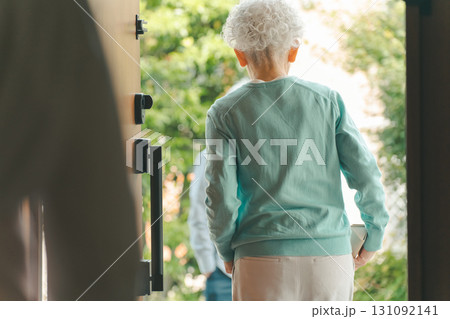 外出するシニア女性 外出するシニア女性 131092141