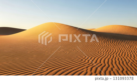 砂漠の波紋と夕日のシルエット 幾何学的な砂丘模様 砂漠の波紋と夕日のシルエット 幾何学的な砂丘模様 131093378