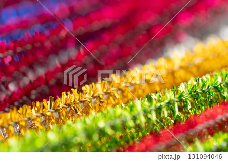 カラフルでキラキラの手芸用モールのクローズアップ 131094046