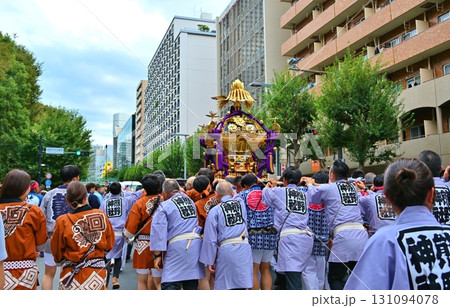 新宿十二社熊野神社例大祭の神輿渡御 東京 新宿十二社熊野神社例大祭の神輿渡御 東京 131094078