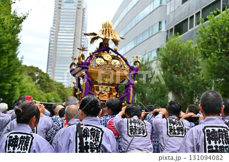 新宿十二社熊野神社例大祭の神輿渡御　東京 131094082
