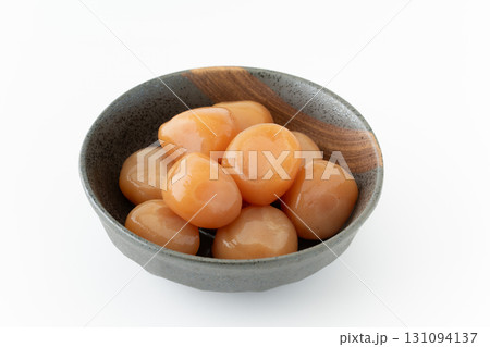 白背景に器に盛りつけた玉こんにゃくの煮物 131094137