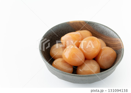 白背景に器に盛りつけた玉こんにゃくの煮物 131094138