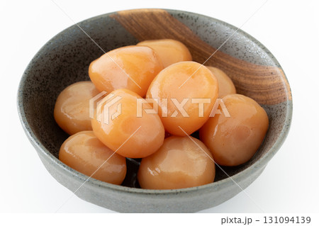 白背景に器に盛りつけた玉こんにゃくの煮物 131094139