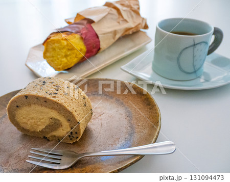秋の午後、焼き芋とロールケーキでほっとひと息 131094473