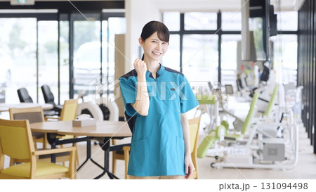 介護施設でガッツポーズをするアジア人介護福祉士 介護施設でガッツポーズをするアジア人介護福祉士 131094498