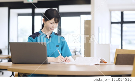 勉強をするアジア人介護士 131094510