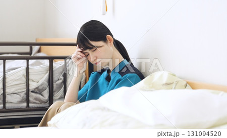 介護の仕事で疲れるアジア人介護士 131094520