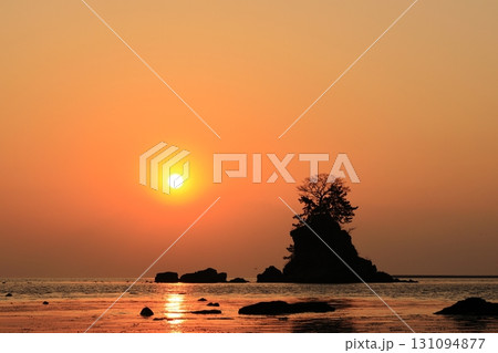 朝の雨晴海岸 131094877