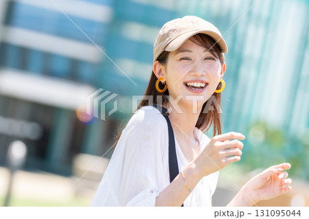 笑顔の若い女性 131095044