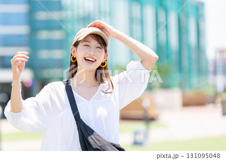 笑顔の若い女性 131095048