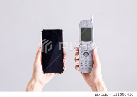 スマホとガラケー 131096416