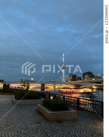 ライトアップされた橋 ライトアップされた橋 131096665