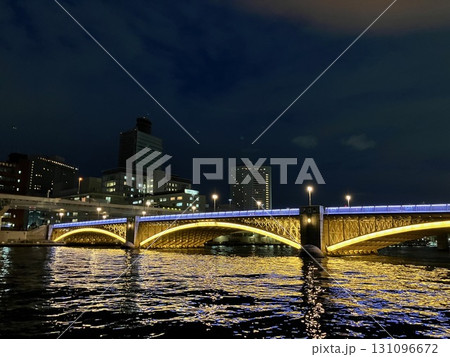 ライトアップされた橋 131096672