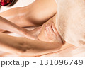 女性は太股のオイルマッサージを受けている。 131096749