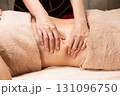 若いアジア人女性はおなかのオイルマッサージを受けている。 131096750