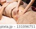 若いアジア人女性はおなかのオイルマッサージを受けている。 131096751