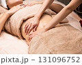 若いアジア人女性はおなかのオイルマッサージを受けている。 131096752