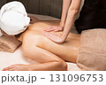 若いアジア人女性は背中のオイルマッサージを受けています. 131096753