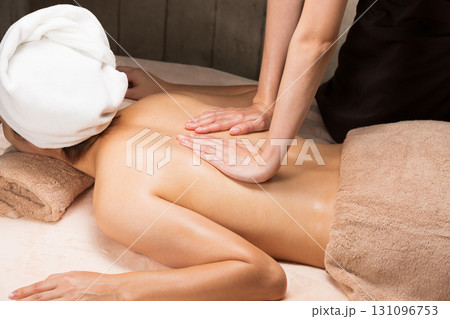 若いアジア人女性は背中のオイルマッサージを受けています. 131096753