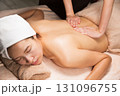 若いアジア人女性は背中のオイルマッサージを受けています. 131096755